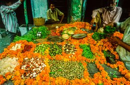 Delhi;-Étal;-Fleurs;-Guirlandes;-Œillets-dInde;-Inde;-Kaleidos;-Kaleidos-images;-La-parole-à-limage;-Légumes;-Marchand;-Marché;-Shahjahanabad;-Stories-Pictures;-Tarek-Charara;-Vie-quotidienne;-Vieux-Delhi